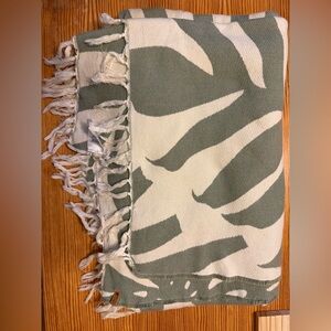 Tentree throw blanket, EUC, cream & jade coloured, 100% Organic cotton.